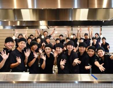 博多ラーメン鶴亀堂のスタッフ全員集合写真｜愛知県のラーメン店