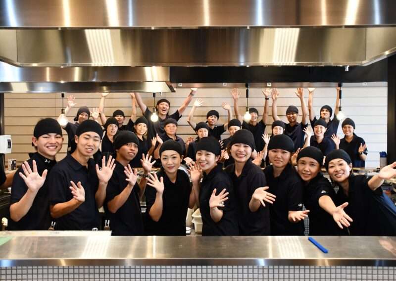 博多ラーメン鶴亀堂のスタッフ全員集合写真｜愛知県のラーメン店