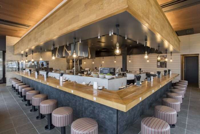 博多ラーメン鶴亀堂 天白店 店内カウンター席｜愛知県のラーメン店内観