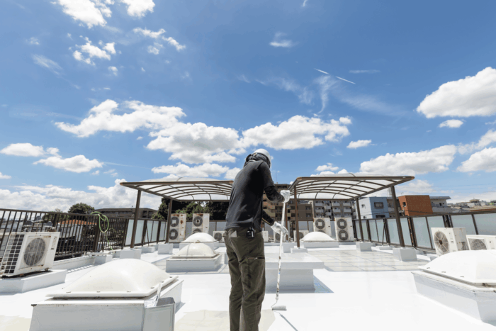 株式会社水蔵 防水工事施工風景|屋上防水作業